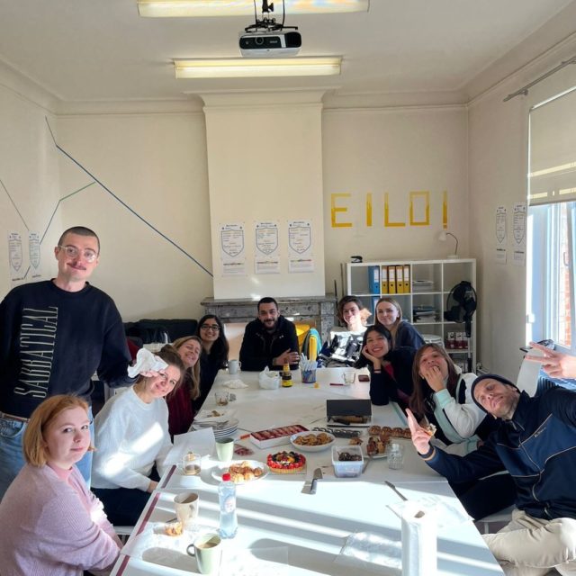 Notre récap 2024 😍

Merci à tous.tes les participants.es pour leur énergie, leur bonne humeur et pour nous aider à améliorer le projet #EILO !

Partager quelques mois avec chacun.e d'entre vous vous a été un véritable privilège ❤️

EILO est une formation gratuite intensive de 4 mois qui permet d'améliorer son français tout en faisant des expériences professionnelles, des activités sportives et culturelles et bien plus encore 🤾🎾🏛️📚💼🔝

Prochaine rentrée: 20/01/2025

Conditions de participations et inscriptions sur www.eilo.be 

Projet cofinancé par l'UE 🇪🇺

#eilo #formation #coursdefrançais #sport #culture #bruxelles #jeunes #primoarrivants #orientationprofessionnelle #immersionlinguistique #bruxelleswelcomesyou #apprendrelefrançais #formationgratuite #stage #benevolat #enmieux #fseplus #eu4be #eufunding #inclusionsocial